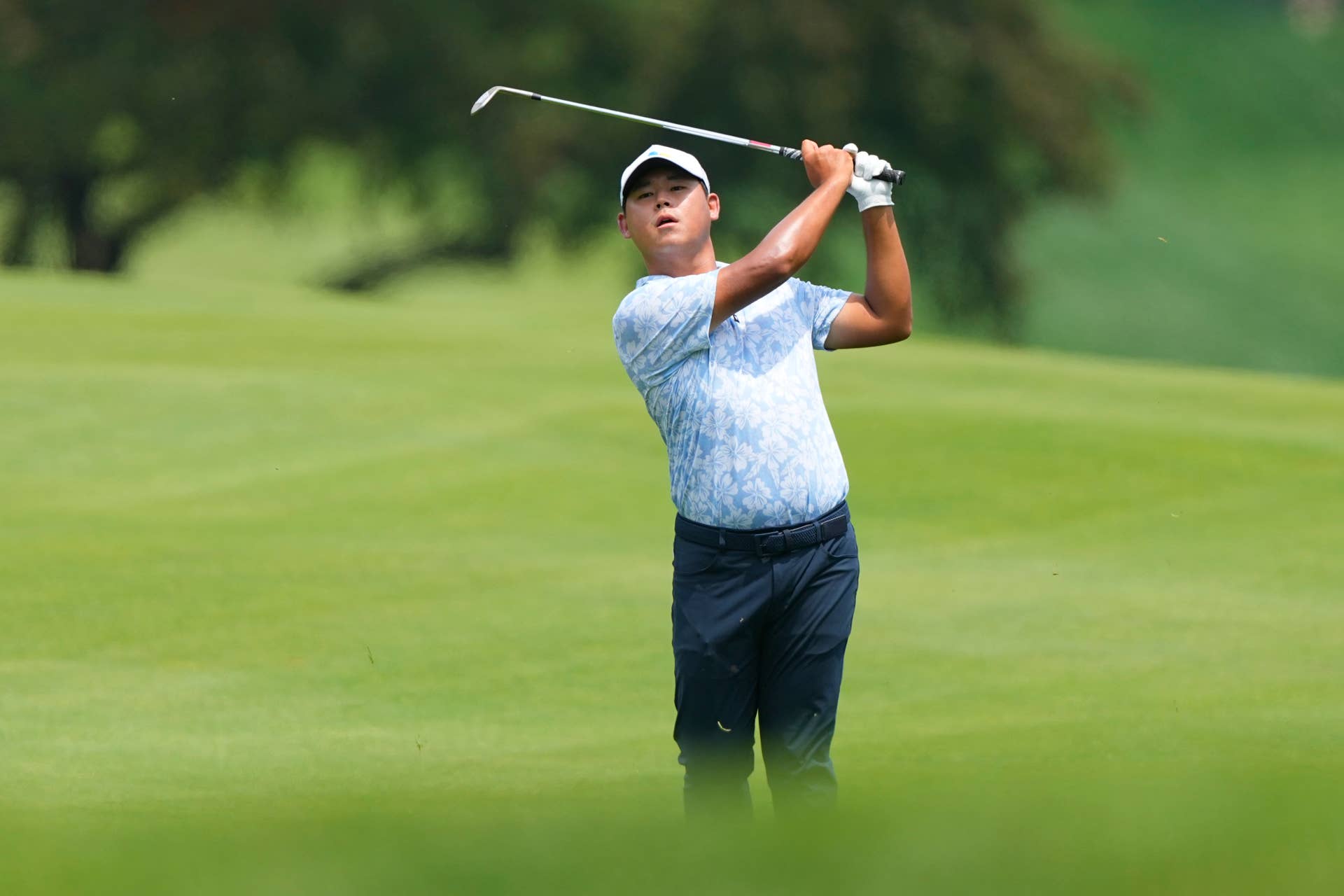 si woo kim smoking cigarettes Si Woo Kim's Unexpected Behavior at PGA Championship is Turning Heads