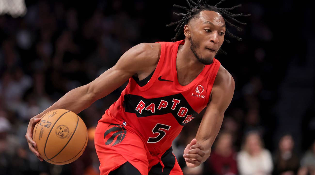 Immanuel Quickley handles the ball during a game