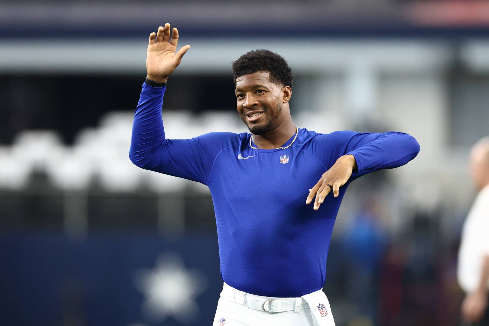 Jameis Winston und Cam Skattebo gehen vor dem Spiel der Giants gegen die ...