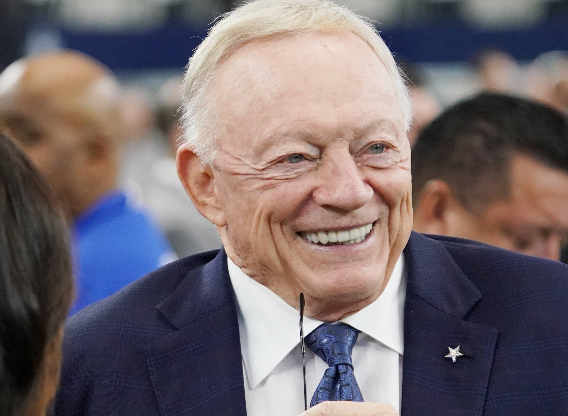 Jerry Jones Open to Selling Stake in Dallas Cowboys to Billionaire ...