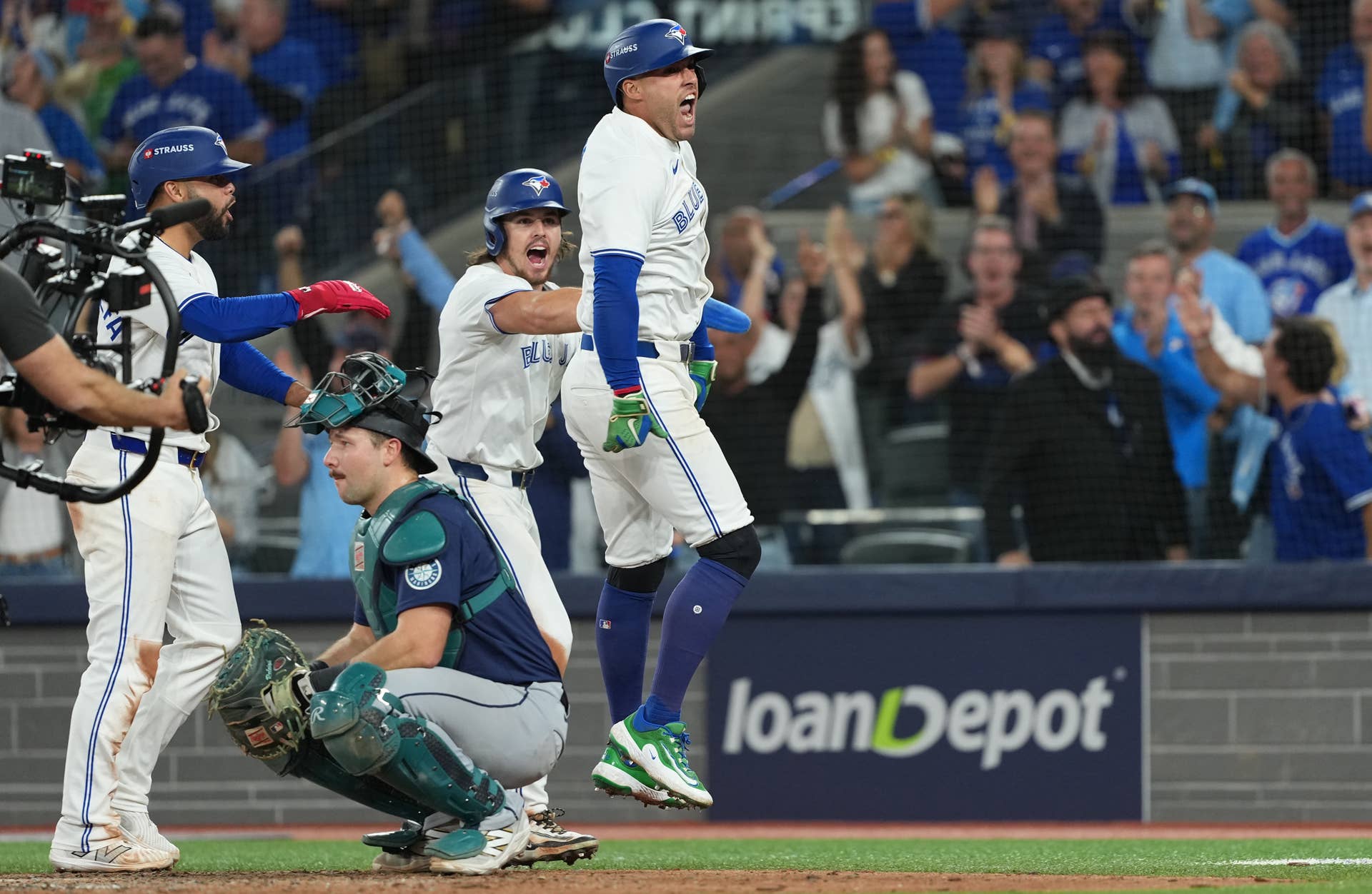 Cal Raleigh in Tears While Addressing Failed Mariners Season - Athlon