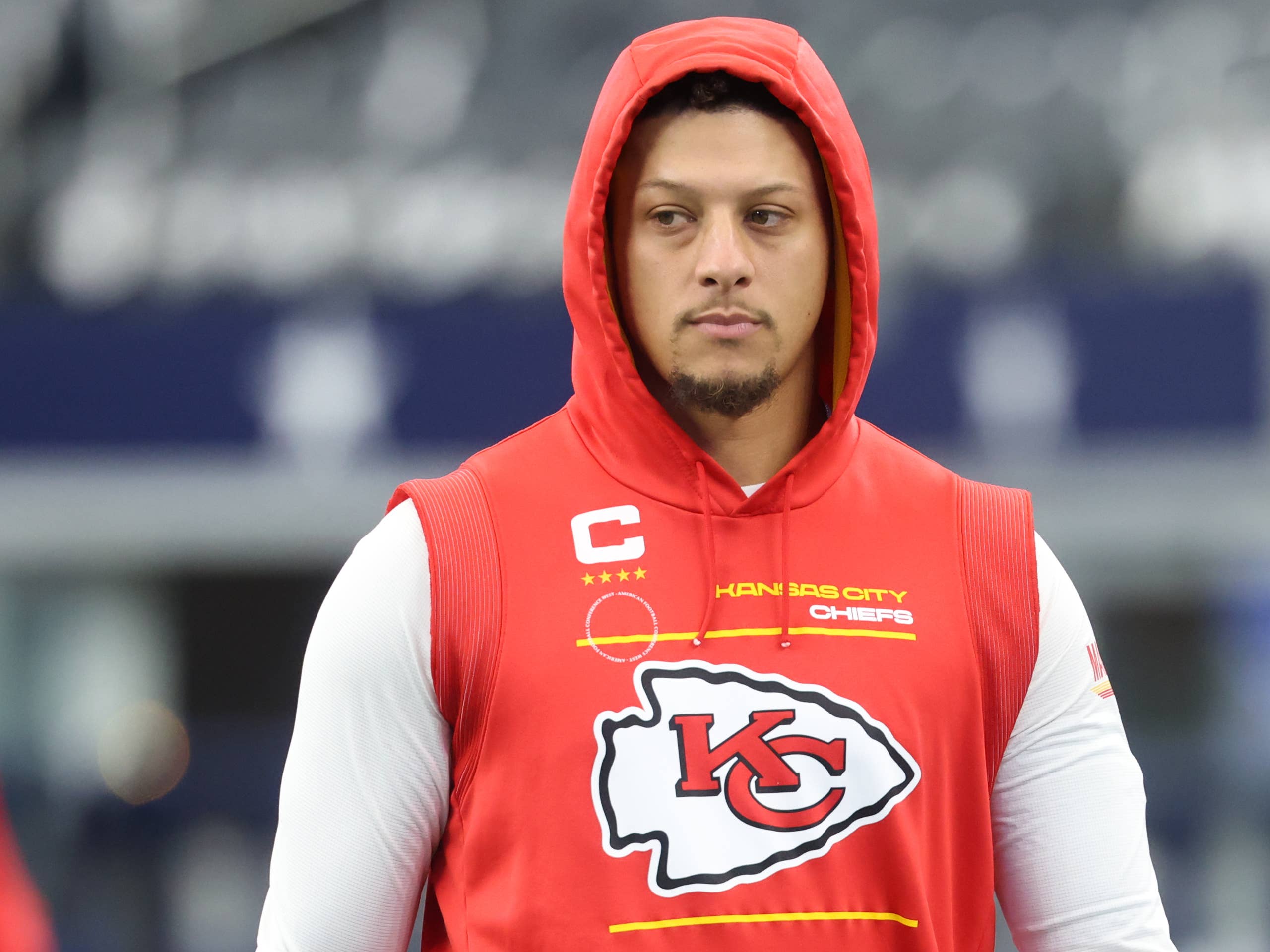 Tiền vệ Patrick Mahomes (15) của Kansas City Chiefs bước ra sân trước trận đấu với Dallas Cowboys tại Sân vận động AT&T ở Arlington, Texas, vào ngày 27 tháng 11 năm 2025.