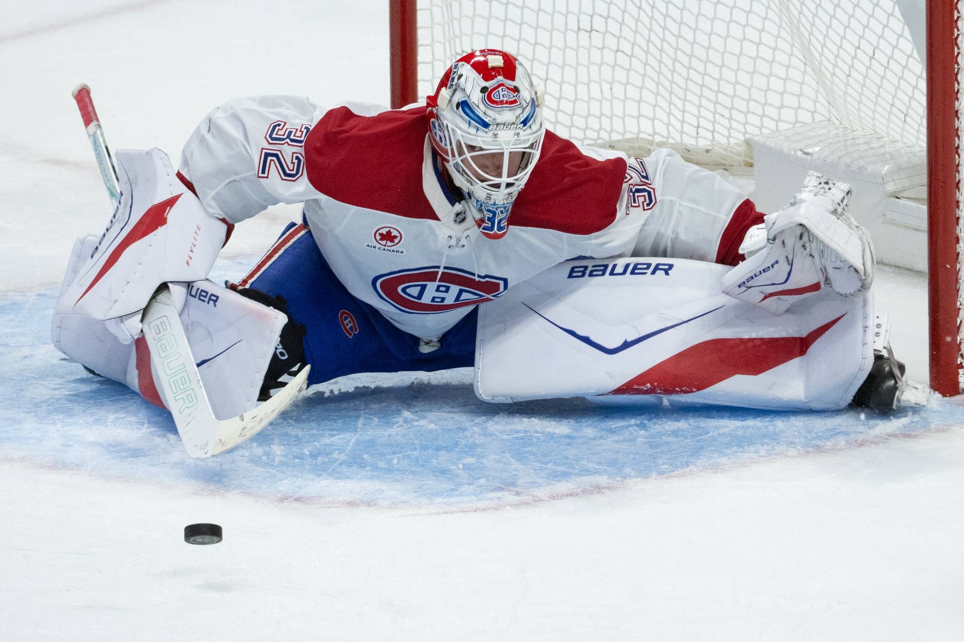 Jacob Fowler makes a low save in Montreal Canadiens goalie equipment
