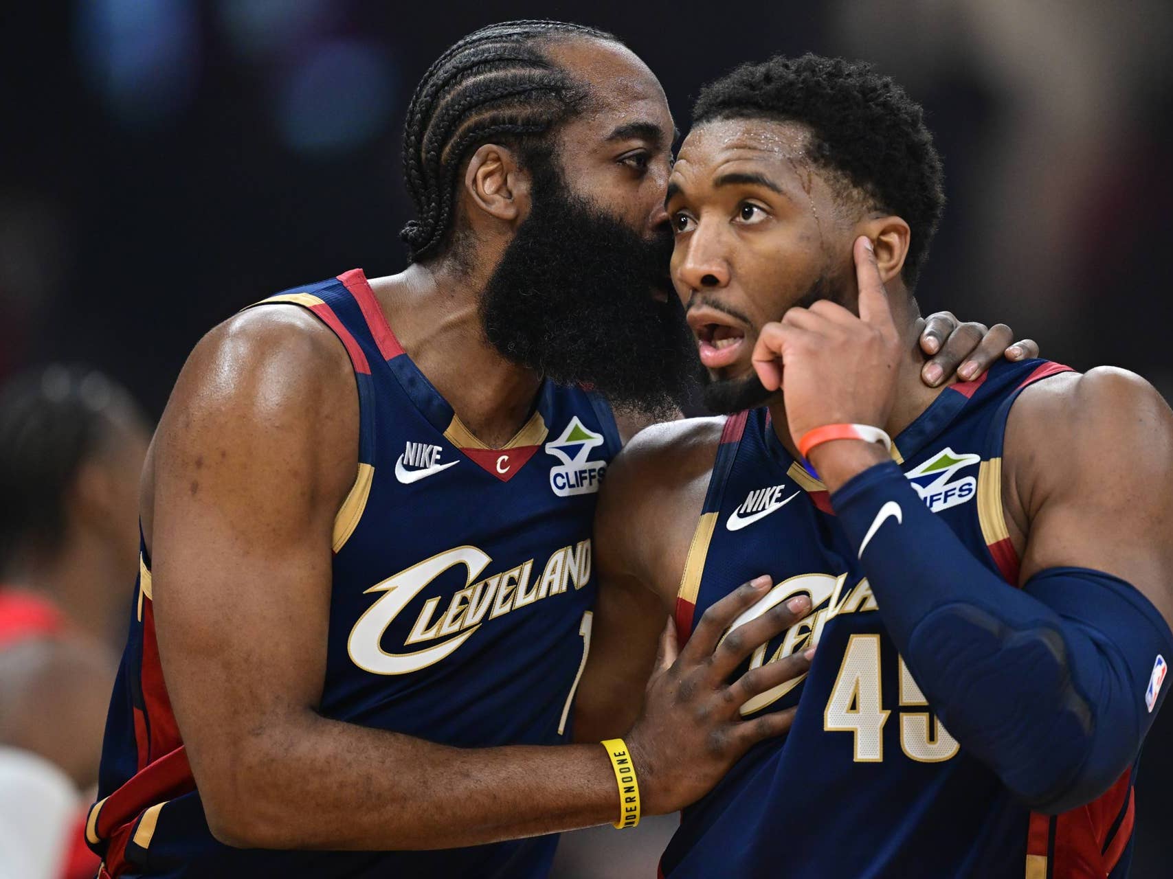 James Harden e Donovan Mitchell (Foto: David Dermer-Imagn Images)