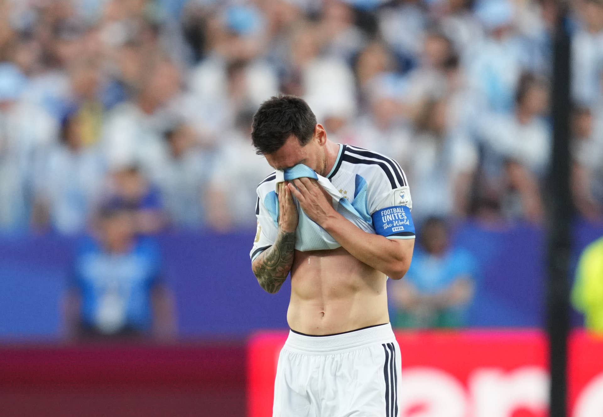 Thực hư tin bố Messi qua đời, gia đình ra thông báo chính thức 3 What Happened to Lionel Messi's Dad? Health Scare Behind Emotional World Cup Moment - Athlon