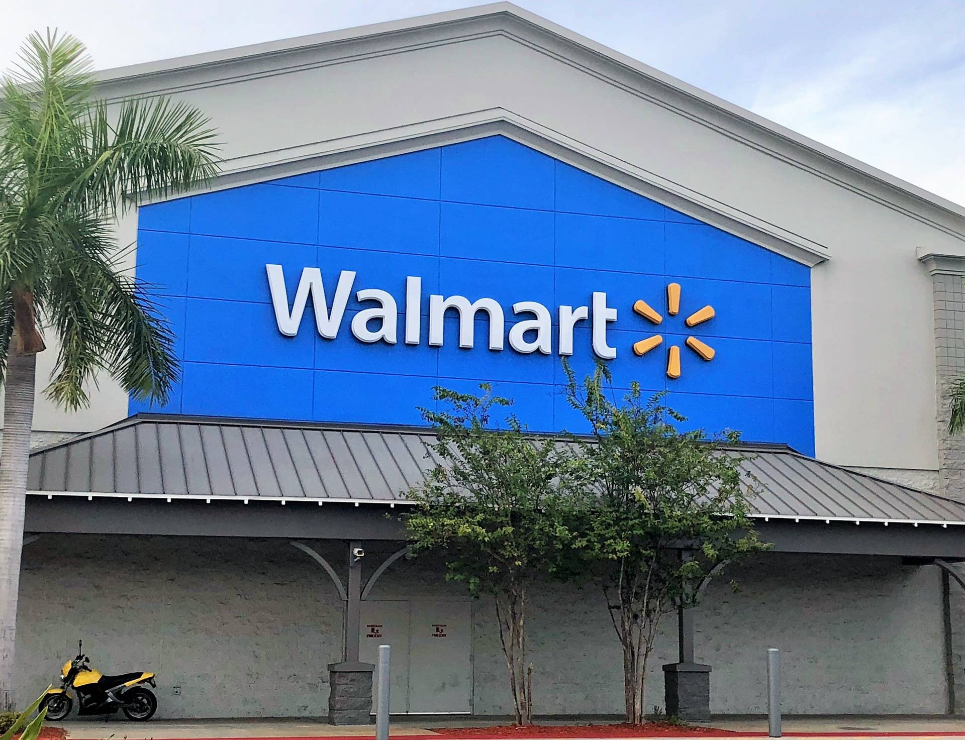 walmart-s-3-t-shirts-have-more-than-16-000-5-star-reviews-athlon