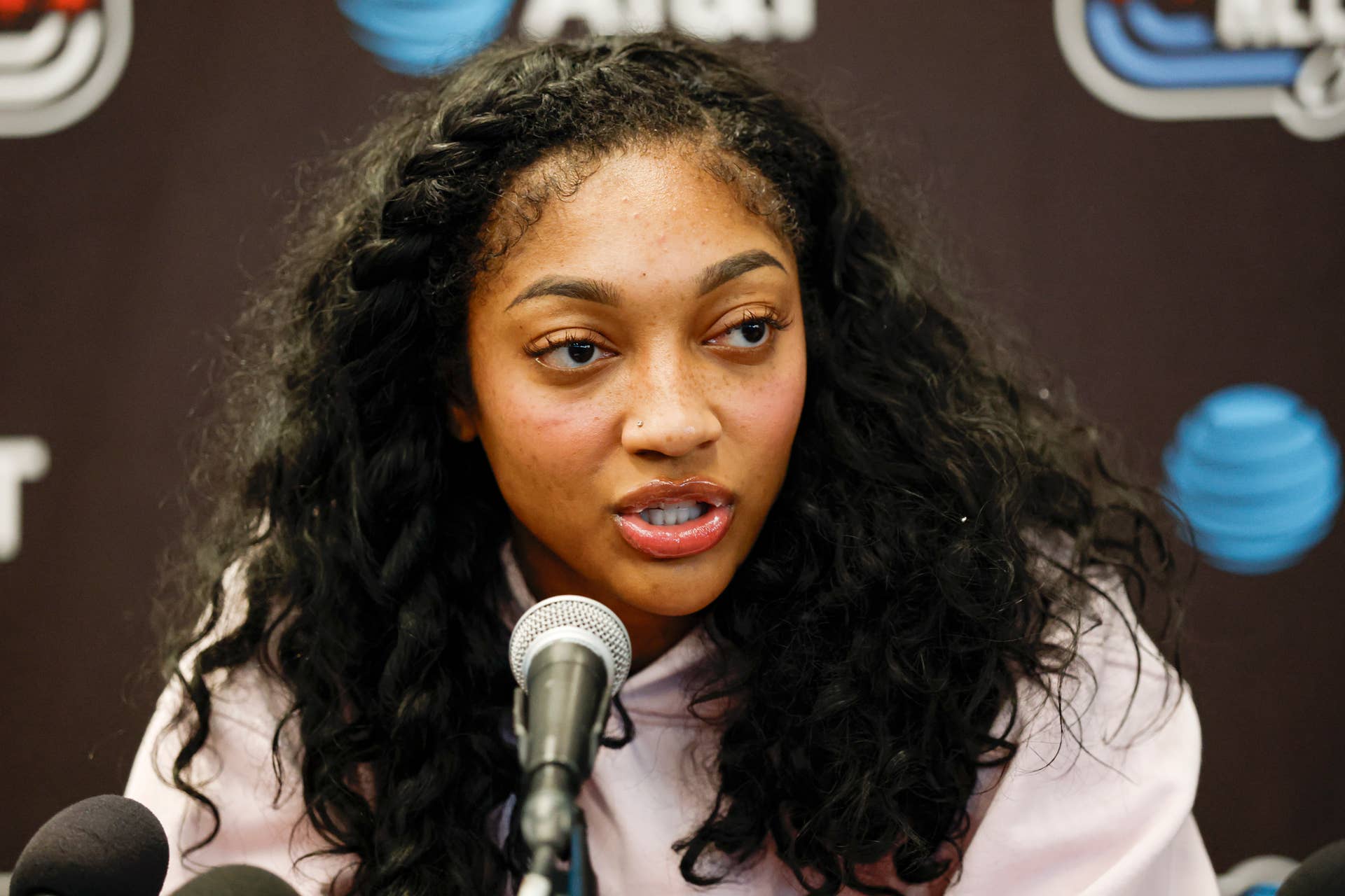 Angel Reese wird emotional vor dem offiziellen Rücktritt der WNBA-Ikone