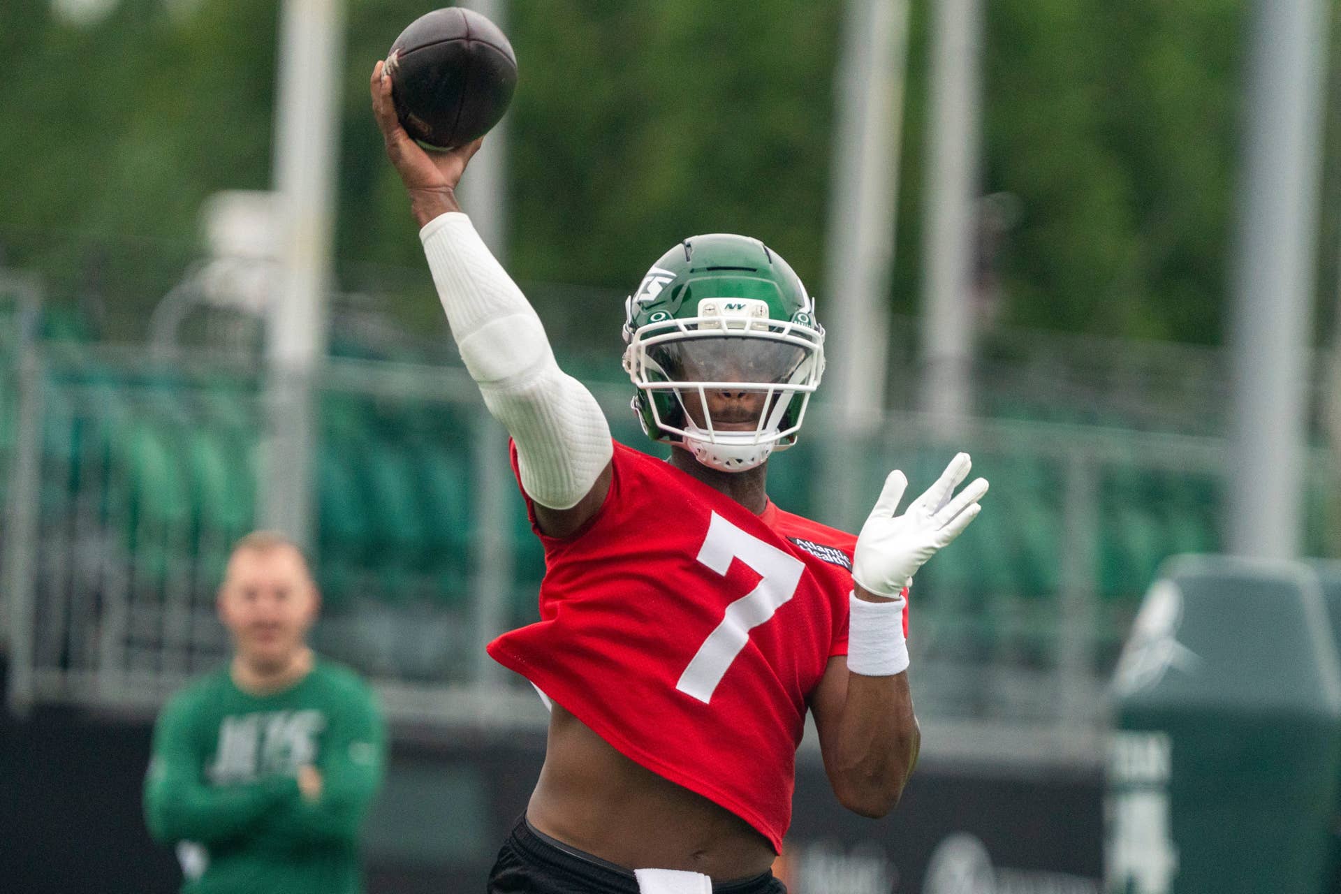 Jets Defense setzt Geno Smith und Cade Klubnik im ersten Training mit ...