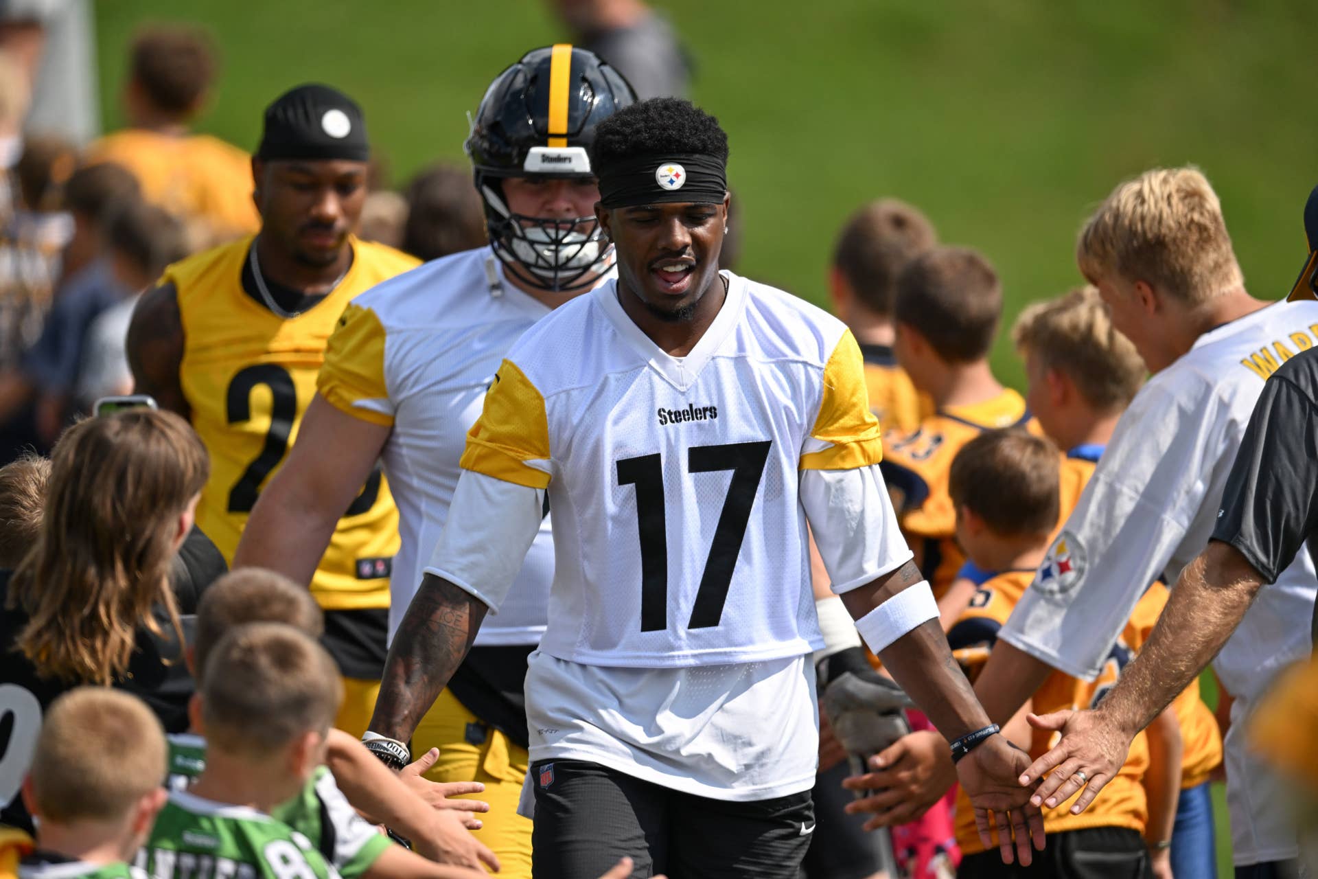 Germie Bernard Earns First-Team Reps as Steelers WR Battle Could Shift ...