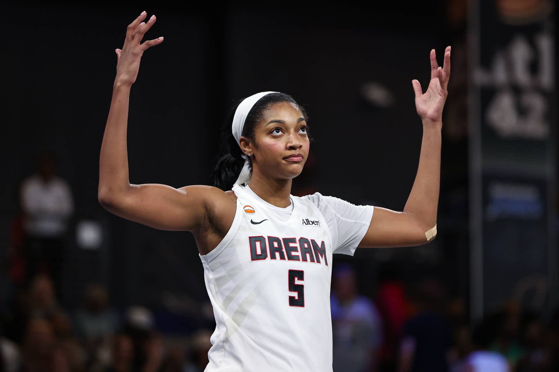 Angel Reese suffered a facial injury and played only 17 minutes in WNBA ...