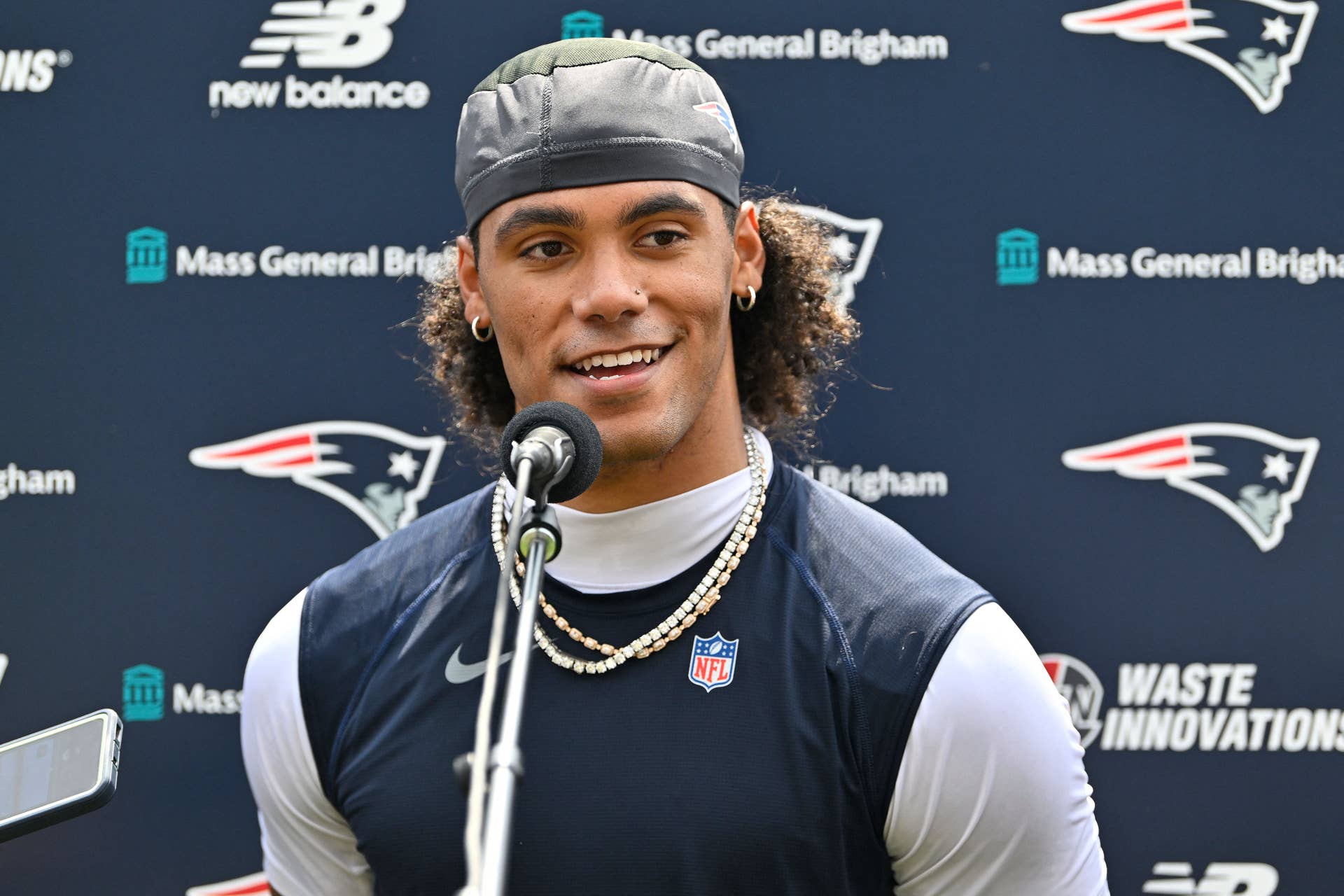 スポーツ選手 Edge & Christian Seahawks' $132M Record Deal Resets Market for Patriots' Christian