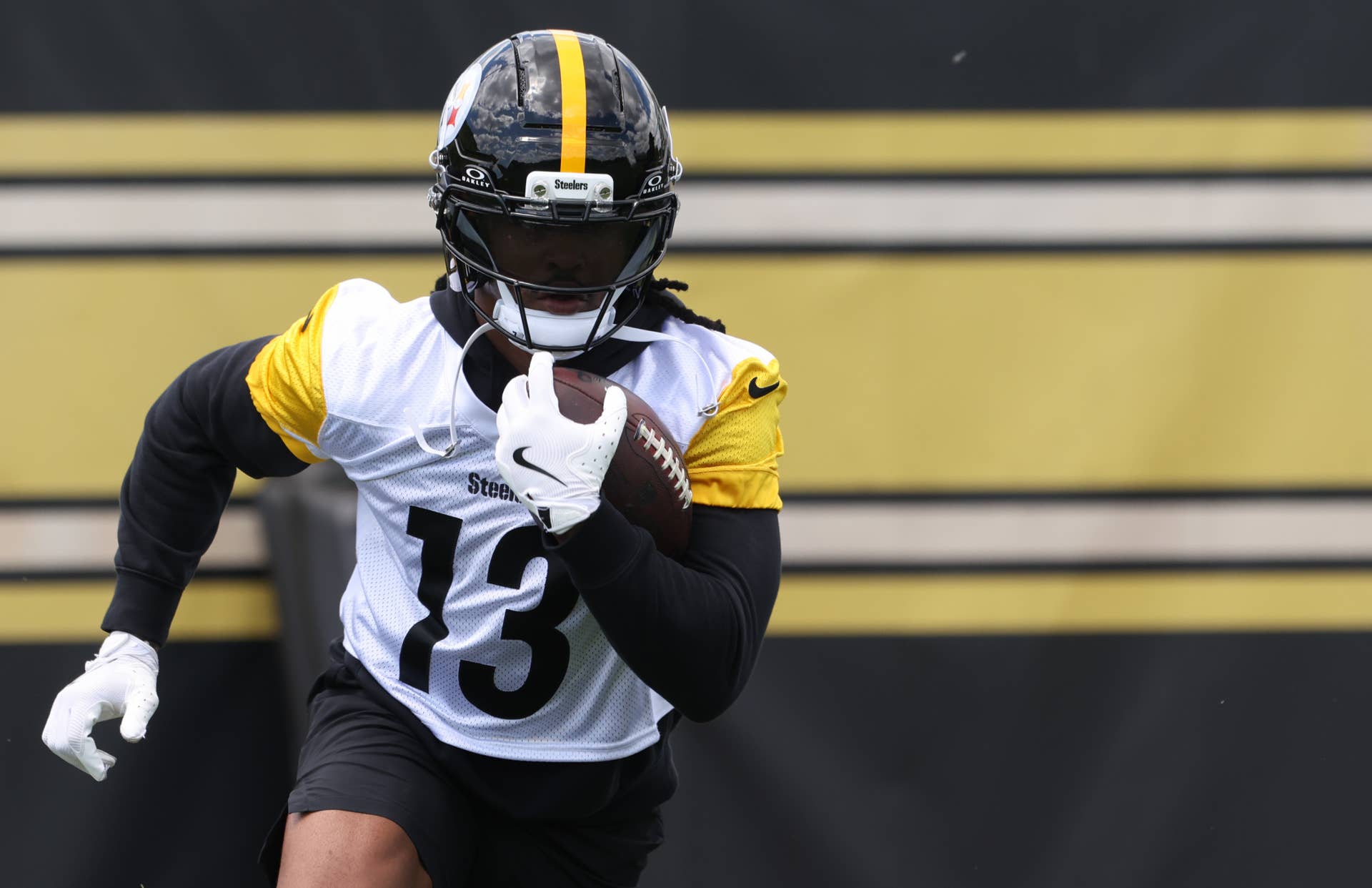 5 Best RB Fantasy Football Value Buys for 2026 Drafts - Athlon
