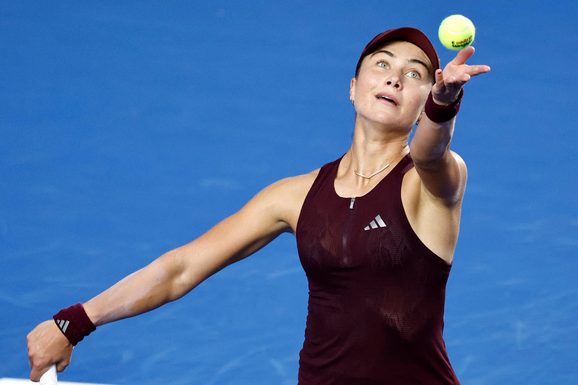 Iva Jovic in her serve motion at the WTA Guadalajara Open.