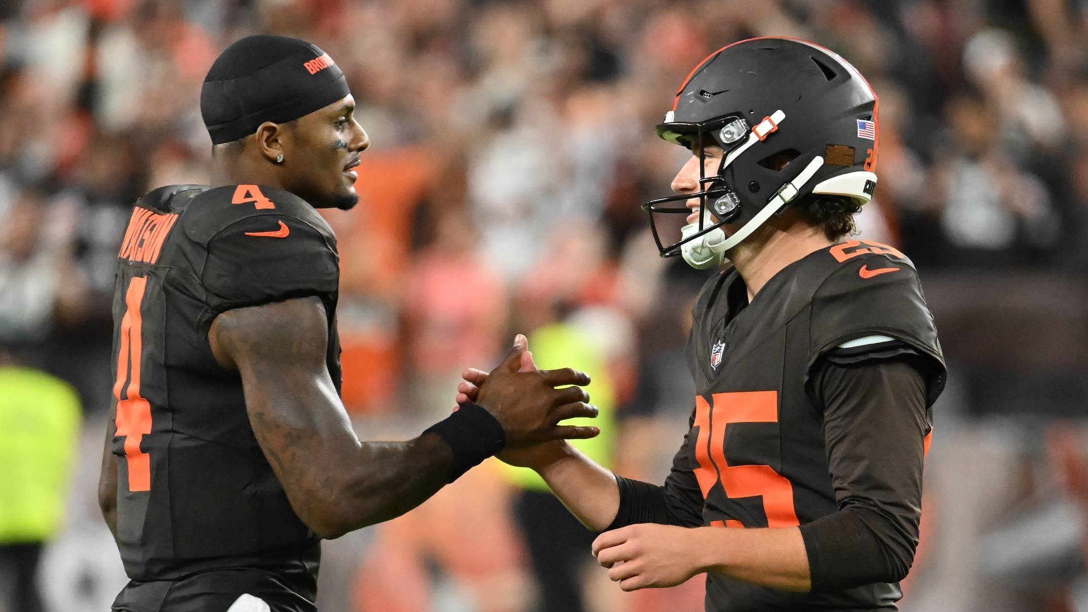 Aaron Rodgers and Mike McCarty clash during Steelers defeat Aaron Rodgers and Mike McCarty clash during Steelers defeat