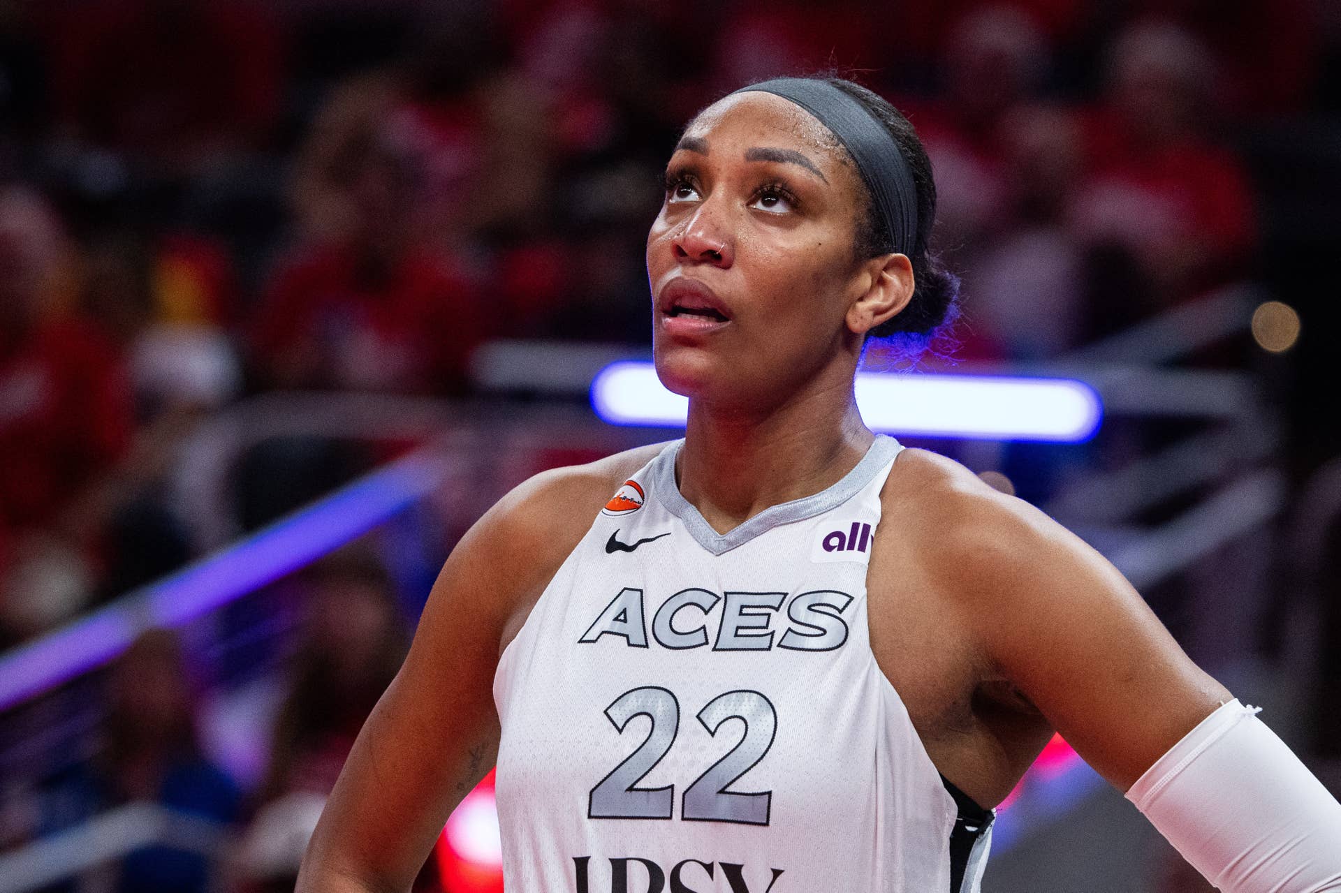 Ein Fan der Indiana Fever, der mit A'ja Wilson stritt ...