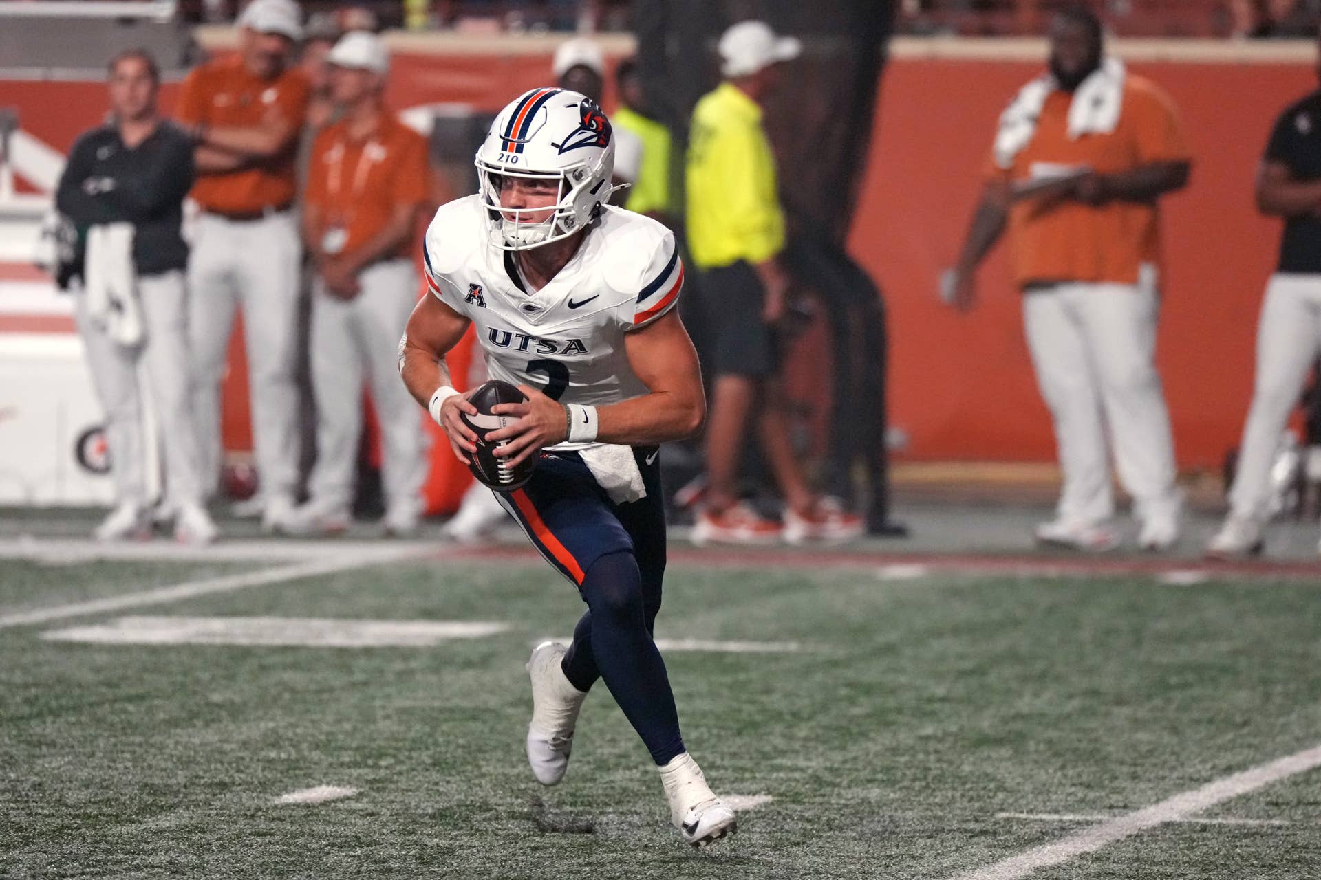 Utsa Football Roster Navy Midshipmen at UTSA Roadrunners Prediction, Picks & Odds for Week 7 ...