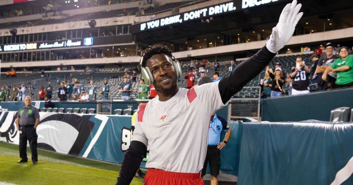 Tampa Bay Buccaneers Ex Antonio Brown Issues CTE Warning To Jason Kelce ...