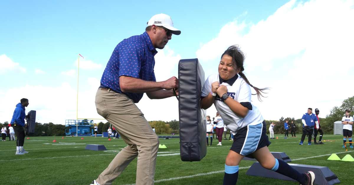 Former Giants Long Snapper Zak DeOssie Throws Out First Pitch