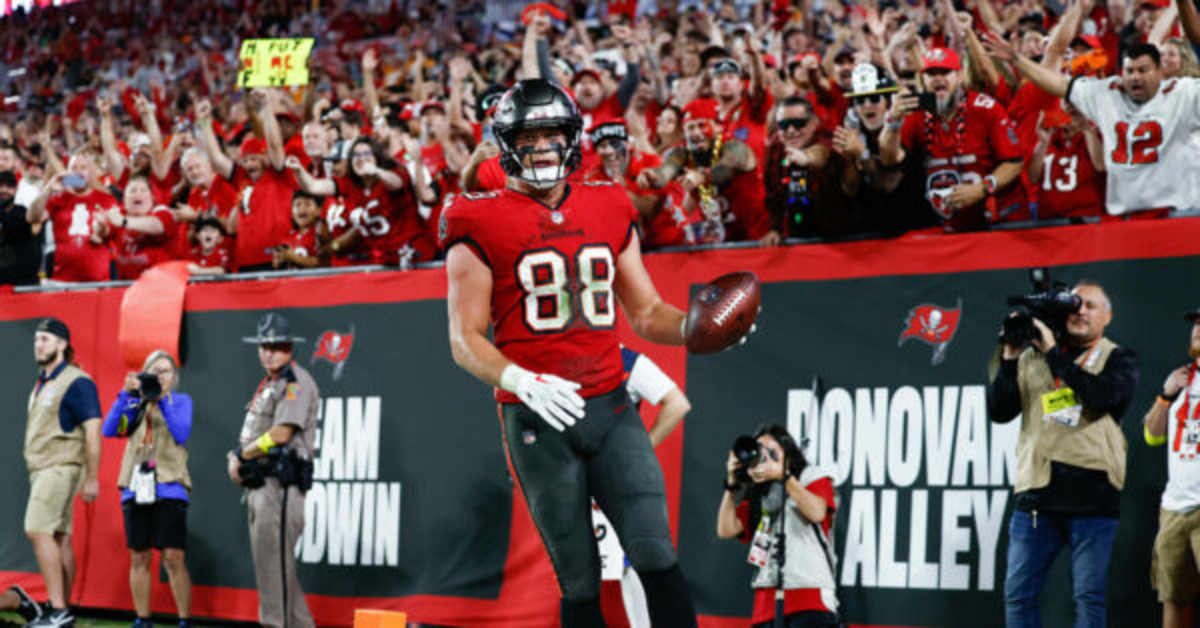 Cade Otton Turning Heads During Tampa Bay Buccaneers' Workouts - Athlon Sports