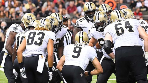 NewOrleans_Saints_huddle_2015.jpg