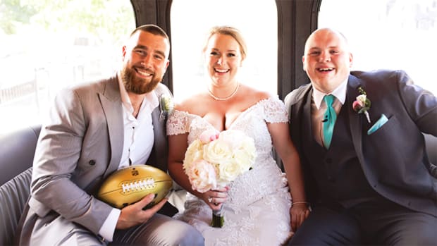 Chiefs Tight End Travis Kelce Joins Fans' Wedding