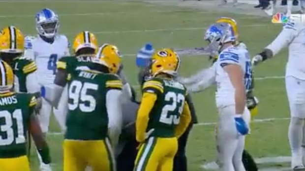 Packers' Quay Walker apologizes for shoving Lions trainer during