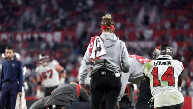 Buccaneers wide receiver Russell Gage suffered an injury in the Bucs-Cowboys wild-card matchup.