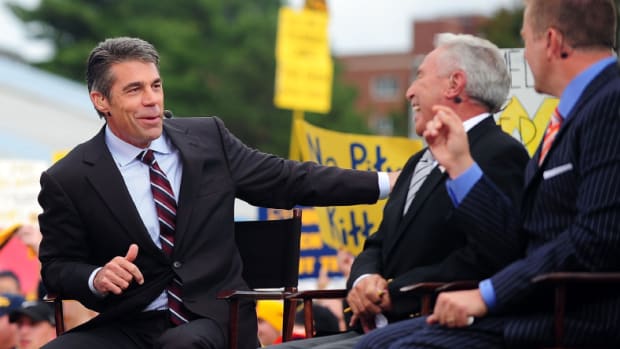 Chris Fowler talks with Lee Corso and Kirk Herbstreit