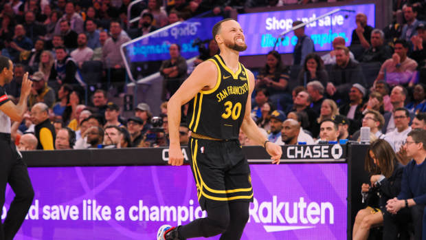 Golden State Warriors guard Stephen Curry (30) limps around the court after a play against the Chicago Bulls during the fourth quarter at Chase Center.