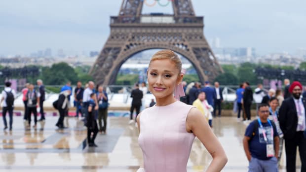  Ariana Grande - Athlon Sports Motiv 