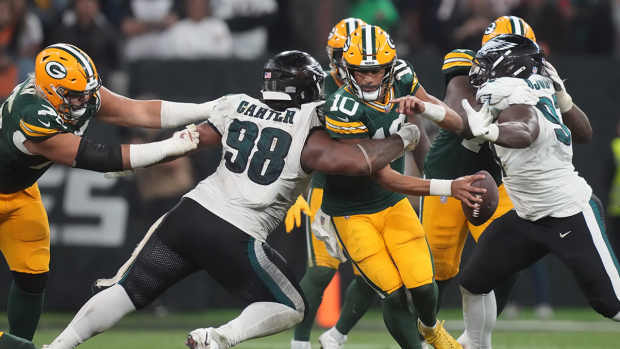 Sep 6, 2024; Sao Paulo, BRA; Green Bay Packers quarterback Jordan Love (10) is pressured by Philadelphia Eagles defensive tackle Jalen Carter (98) during the second half at Neo Quimica Arena.