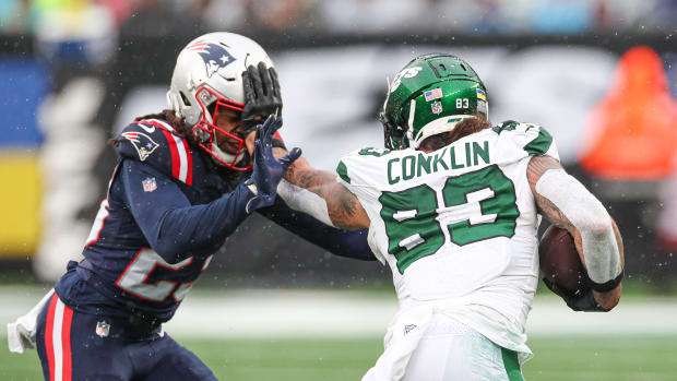 Jets' TE Tyler Conklin stiffarms a New England defender