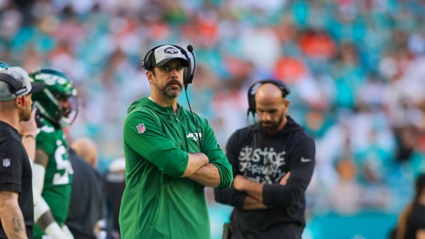 Jets' QB Aaron Rodgers on the sideline in Week 15