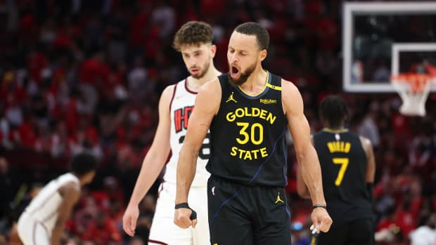 Stephen Curry with Sengun in the background.