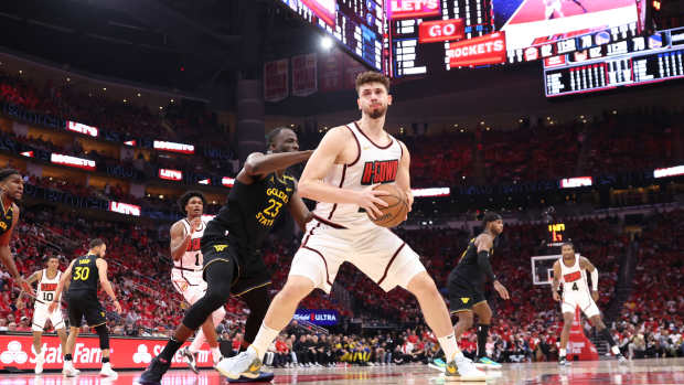 Warriors forward Draymond Green (23) defends against Rockets center Alperen Sengun (28).