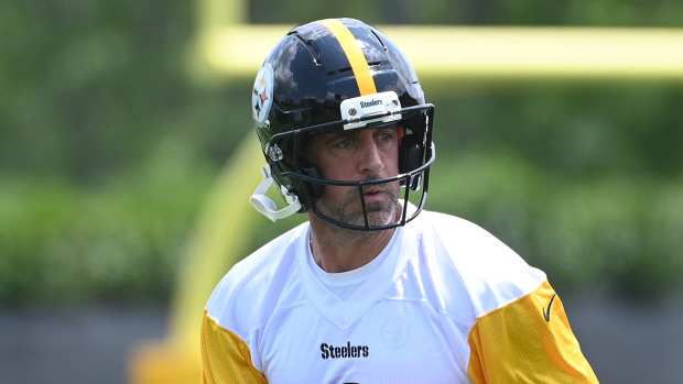 Pittsburgh Steelers quarterback Aaron Rodgers (8)