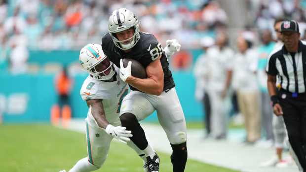 Las Vegas Raiders Release Tight End And Linebacker After Loss To Dolphins -  Athlon Sports