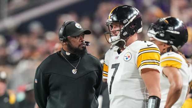 Pittsburgh Steelers head coach Mike Tomlin (left) looks at quarterback Ben Roethlisberger (7) during the third quarter against the Minnesota Vikings at U.S. Bank Stadium.