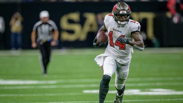 Tampa Bay Buccaneers wide receiver Chris Godwin (14) runs in for a touchdown during the third quarter against the New Orleans Saints at Caesars Superdome.