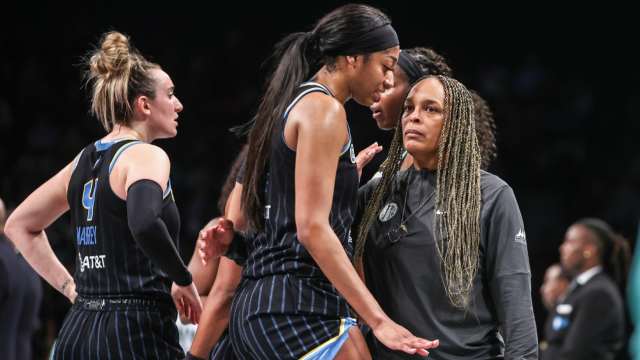 WNBA Fans Scold Sky Coach Teresa Weatherspoon For Suspect Angel Reese, Kamilla  Cardoso Decision - Athlon Sports