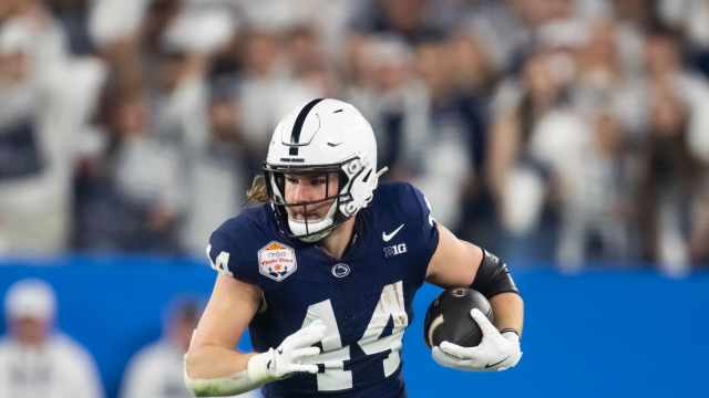 Penn State Nittany Lions tight end Tyler Warren (44) against the Boise State Broncos in the Fiesta Bowl at State Farm Stadium.