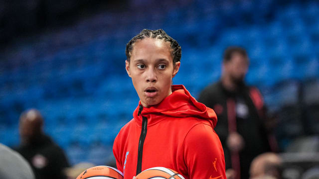 Brittney Griner Leaves Game in Final Minute Against Caitlin Clark - Athlon  Sports