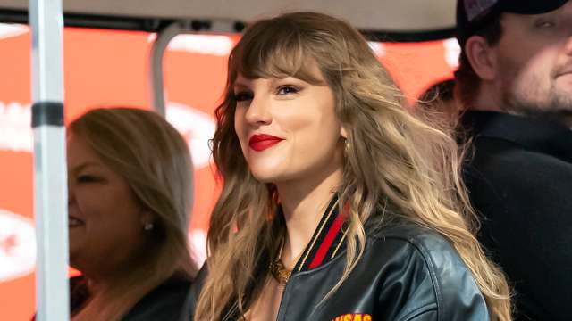 Taylor Swift's Mom Turns Heads With Hand Motion To Chiefs Fans - Athlon  Sports