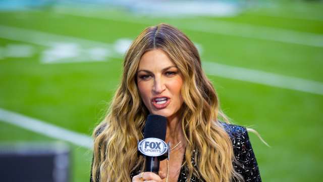 Erin Andrews' Outfit for Packers-Eagles Game Turns Heads on Sunday ...