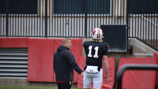 Wisconsin Badgers QB Mabrey Mettauer talks to Phil Longo at practice