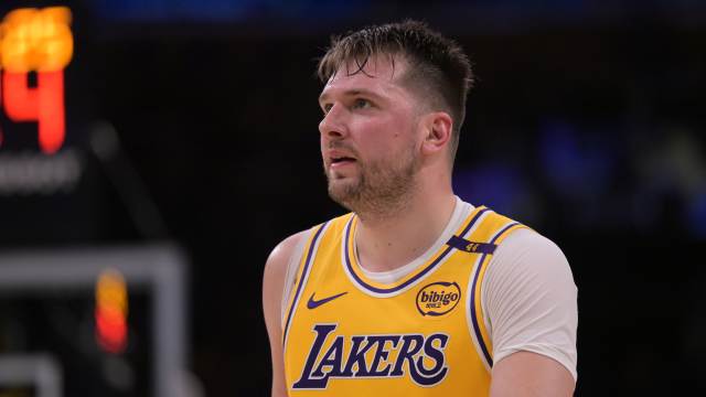  Los Angeles Lakers guard Luka Doncic (77)