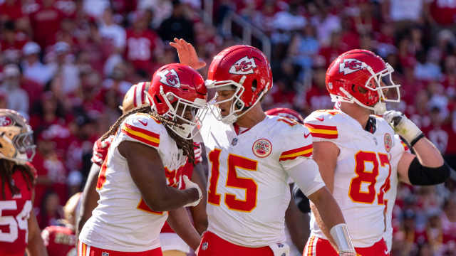 Kansas City Chiefs Patrick Mahomes Fans Freaking Out at Viral Photo - Athlon Sports