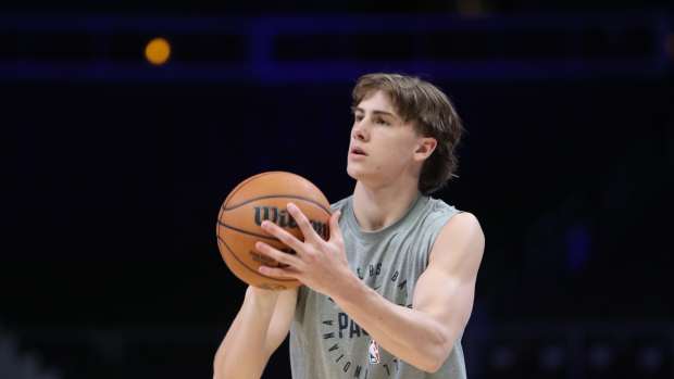 New Photo of Johnny Furphy's Poster Dunk in Summer League Breaks the Internet—'Poor Young Man' - Athlon Sports