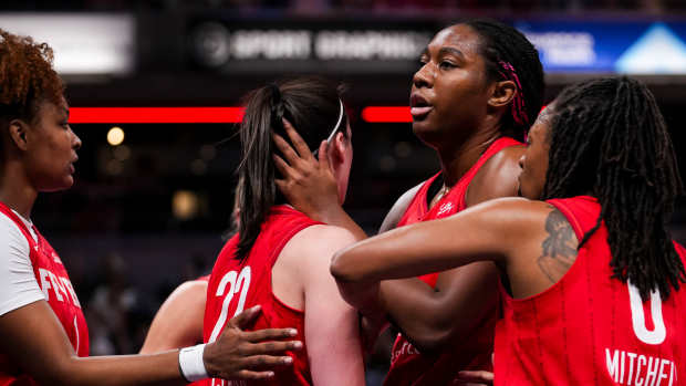 Indiana Fever forward Aliyah Boston (7) and Caitlin Clark (22)