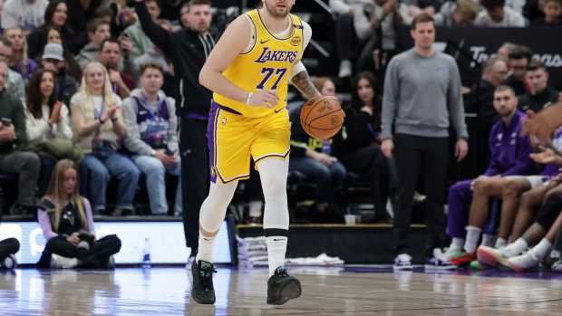 Los Angeles Lakers guard Luka Doncic (77).
